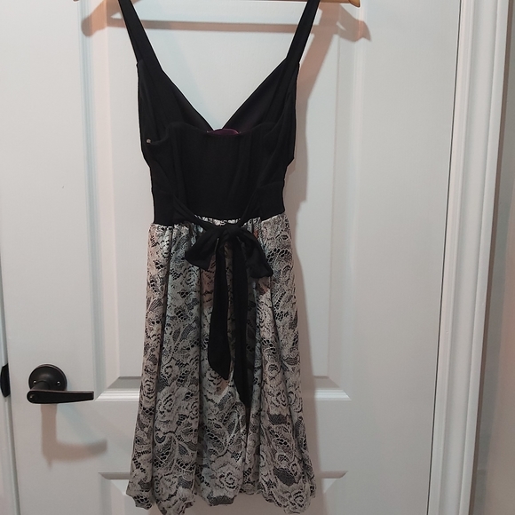 Smartset V-neck black on top and patterned bottom dress, Size: XS- 0/2 - Picture 10 of 10